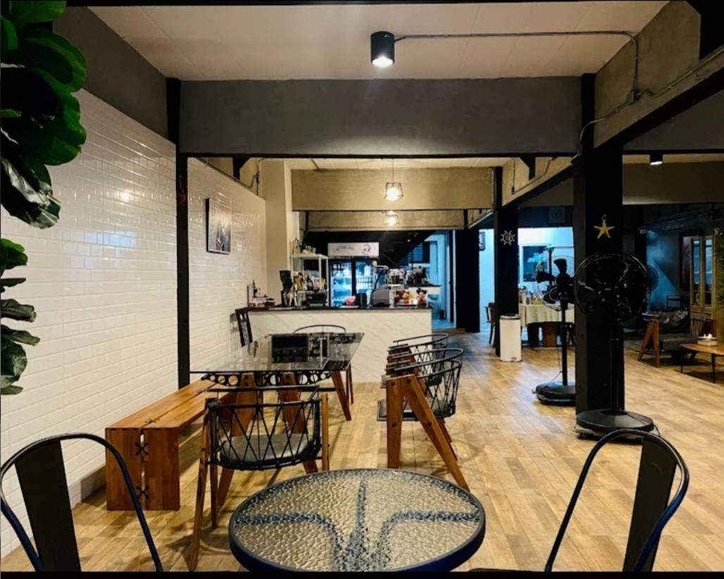 Captain Joe Cafe & Hostel HHQ Esterno foto